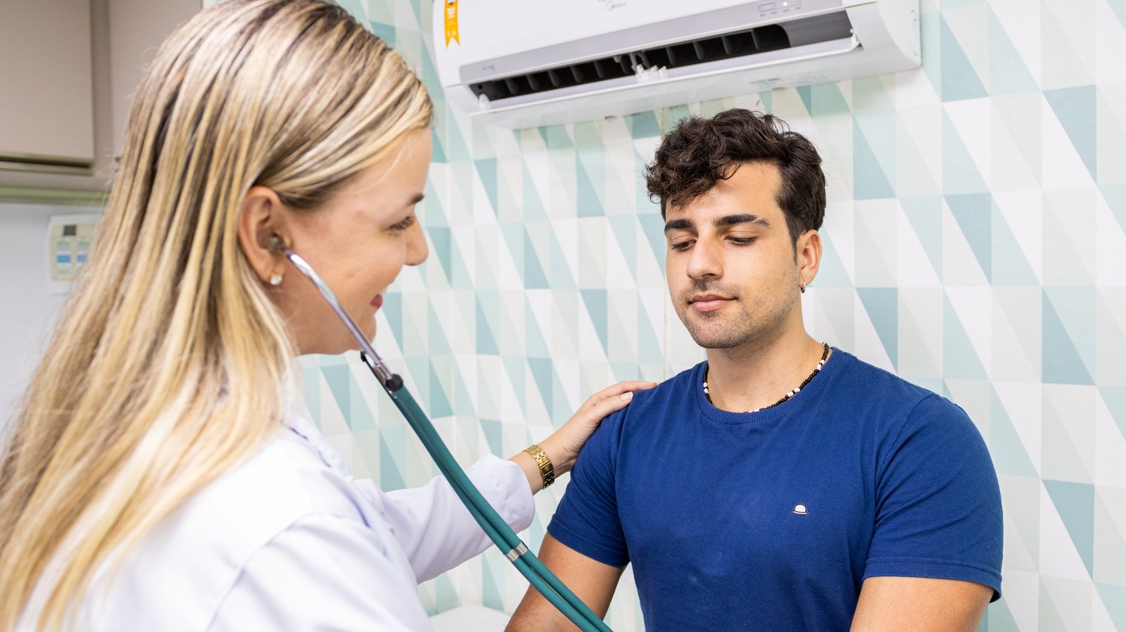 Profissional de saúde realiza uma avaliação cuidadosa em um paciente.